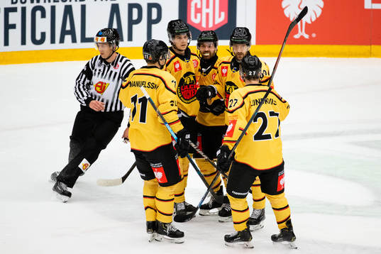 Daniel Sondell of Luleå celebrates scoring 0-2 with team