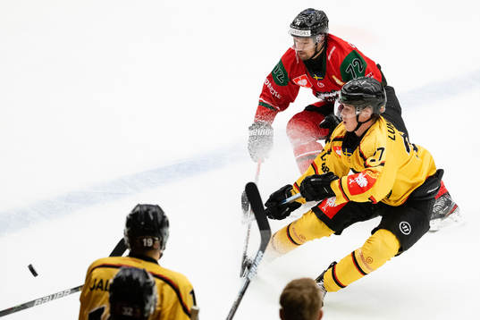 Patrik Carlsson of Frölunda and Nils Lundkvist of Luleå