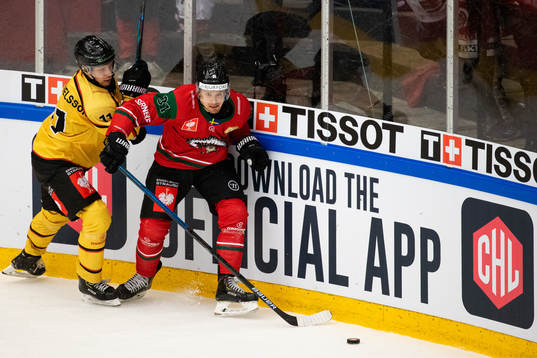 Petter Emanuelsson of Luleå and Nicklas Lasu of Frölunda