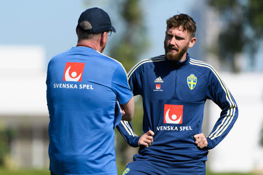 Head coach Janne Andersson talks to Simon Sandberg