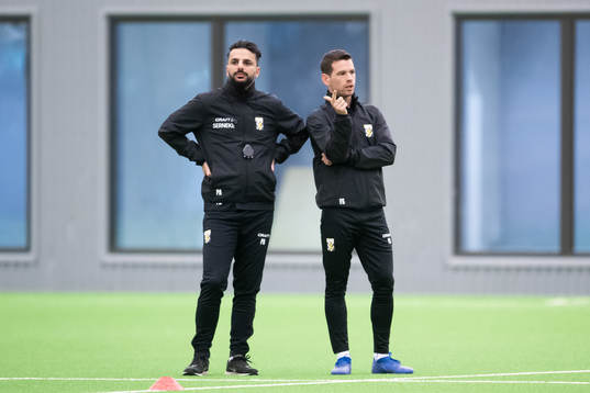 Tränare Poya Asbaghi och assisterande tränare Ferran