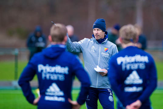 Tränare Thomas Lagerlöf instruerar spelare