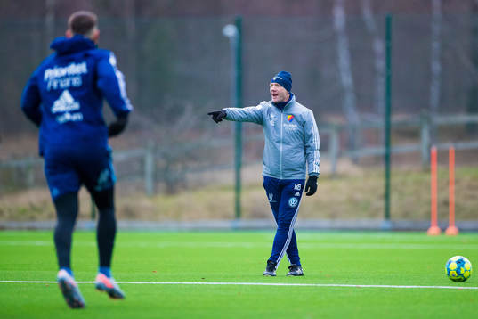 Tränare Kim Bergstrand reagerar