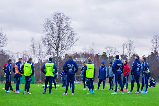 Djurgårdens spelare samlas i en ring