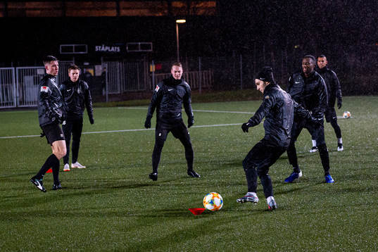 Spelarna utför en passningsövning