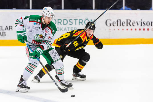 Rögles Kodie Curran och Brynäs Samuel Solem