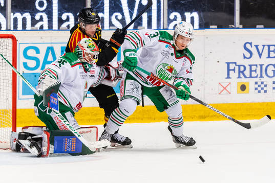 Rögles målvakt Roman Will och Daniel Bertov mot Brynäs