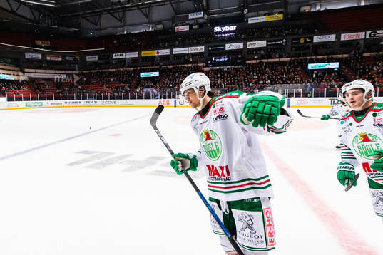 Rögles Dominik Bokk jublar och Nils Höglander jublar