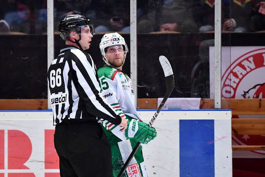 Rögles Simon Ryfors i samtal med domare Andreas Harnebring