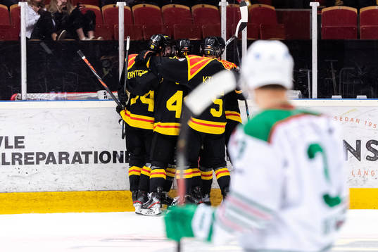 Brynäs Jonathan Sigalet jublar med lagkamrater