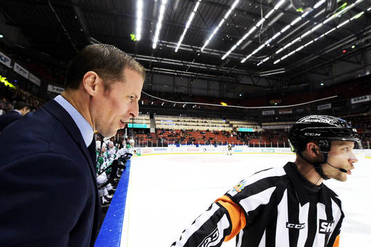 Rögles tränare Cam Abbott reagerar linjedomaren