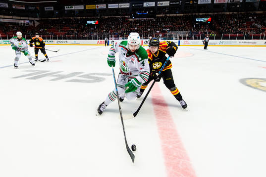 Rögles Kodie Curran och Brynäs Daniel Mannberg