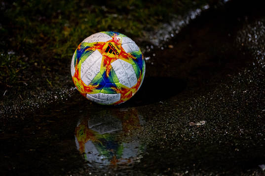 En fotboll ligger i en vattenpöl