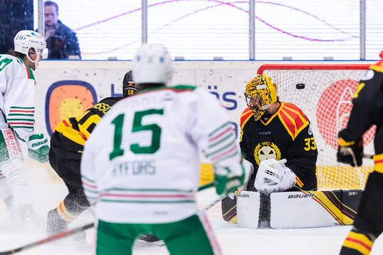 Rögles Dominik Bokk gör 2-1 bakom Brynäs målvakt Samuel