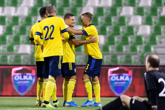 Jordan Larsson celebrates with Jesper Karlsson of Sweden