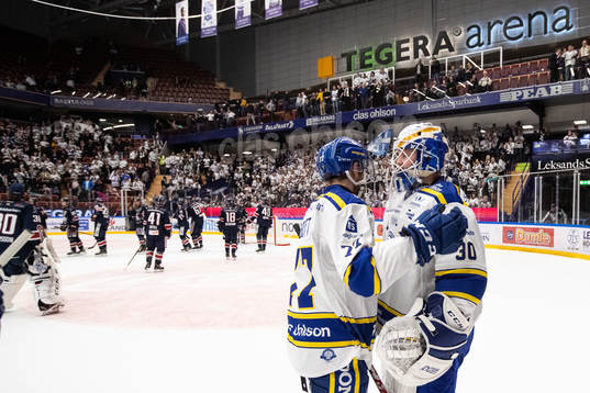 Leksands Spencer Abbott och målvakt Janne Juvonen jublar