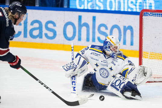 Leksands målvakt Janne Juvonen räddar straff från