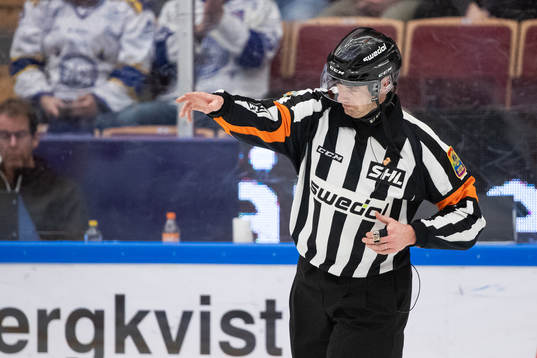 Domare Mikael Andersson dömer 1-0 till Leksand