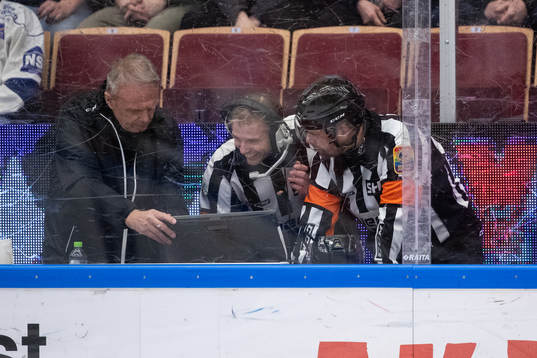 Domare Patrik Sjöberg och  Mikael Andersson granskar