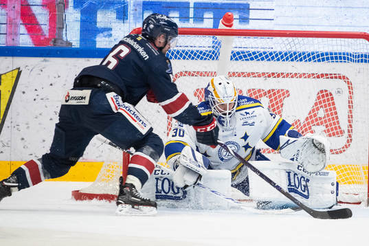 Linköpings Jonas Holös och Leksands målvakt Janne Juvonen