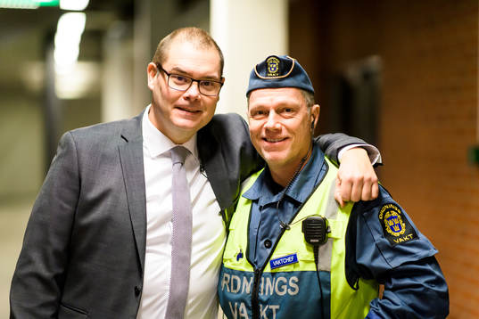 Mattias Wästman, speaker åt Färjestad och en ordningsvakt