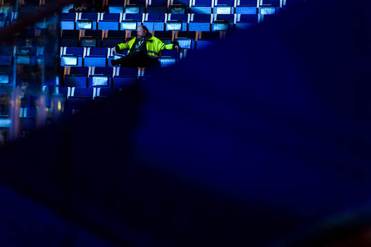 En åskådare sitter på läktaren