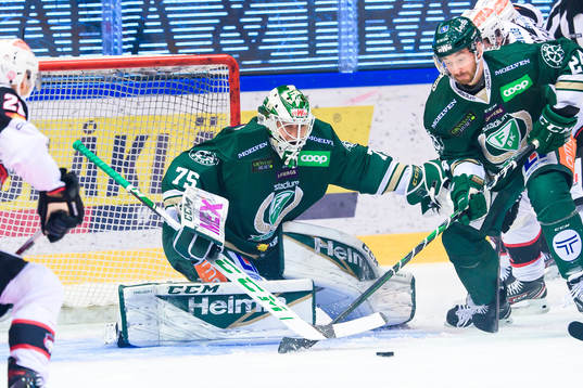 Färjestads målvakt Arvid Holm och Jonathon Blum