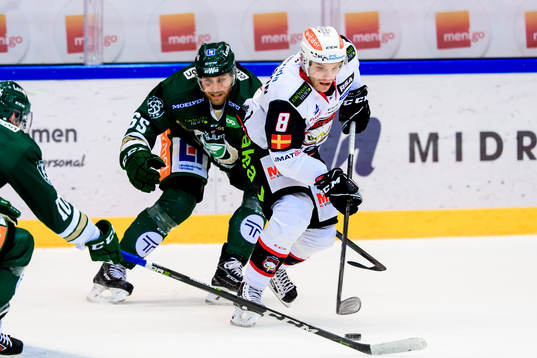 Färjestads Vojtech Mozik och Malmö Redhawks Johan Olofsson