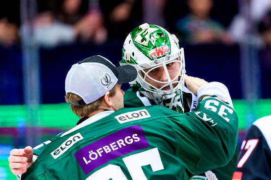 Färjestads målvakt Markus Svensson grattar målvakt Arvid