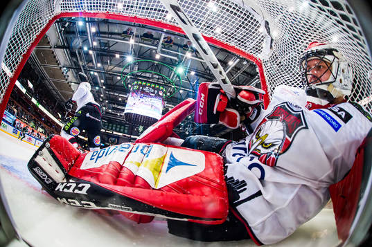 Malmö Redhawks målvakt Oscar Alsenfelt deppar