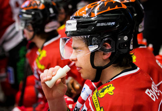 Örebros Viktor Lodin luktar på en flaska ammoniak