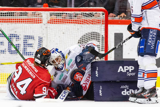 Örebros Ryan Stoa och Växjös målvakt Viktor Fasth