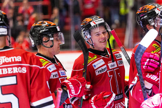Örebros Linus Öberg jublar med lagkamrater