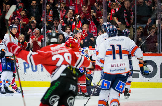 Örebros Linus Öberg gör 2-1 och jublar