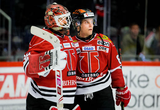 Örebros målvakt Dominik Furch  och Joonas Rask jublar