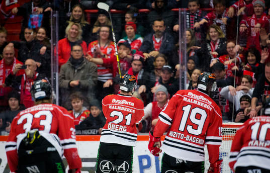Örebros Linus Öberg jublar framför fansen