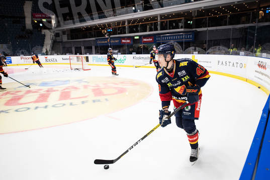 Djurgårdens Tom Nilsson värmer upp