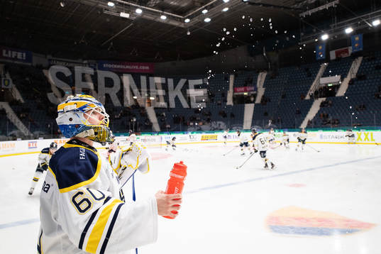 s målvakt Hugo Alnefelt värmer upp