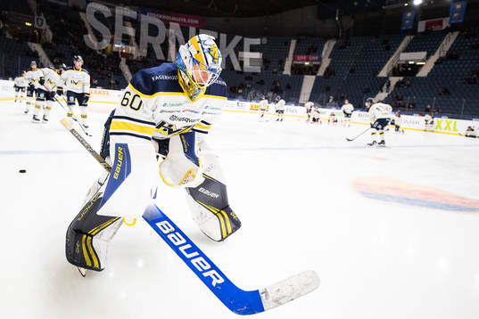 s målvakt Hugo Alnefelt värmer upp