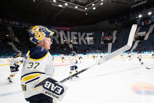 s målvakt Jonas Gunnarsson värmer upp