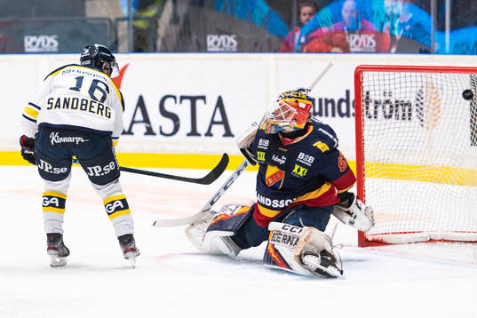 s Filip Sandberg gör 0-1 bakom Djurgårdens målvakt Lucs
