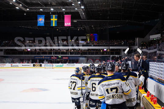 s tränare Stephan Lundh tar en timeout