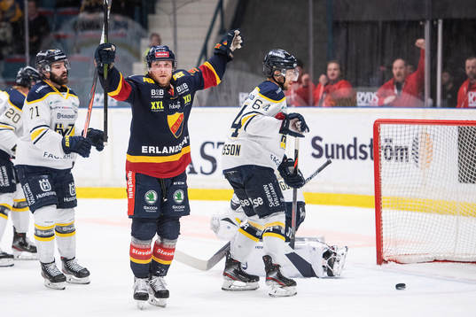 Djurgårdens Linus Hultström jublar
