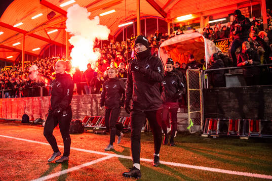 s Sebastian Larsson äntrar planen