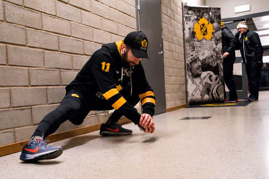 Skellefteås Tom Pyatt  värmer upp före ishockeymatchen i