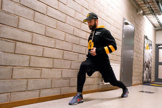 Skellefteås Tom Pyatt  värmer upp före ishockeymatchen i