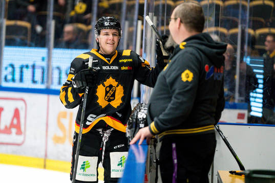 Skellefteås Jonatan Berggren och materialförvaltare