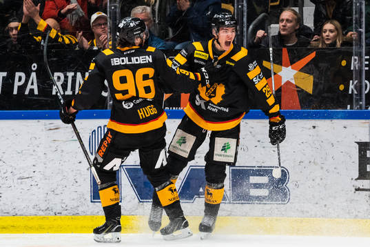 Skellefteås Albin Sundsvik jublar med Rickard Hugg