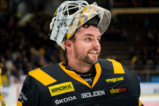 Skellefteås målvakt Gustaf Lindvall jublar