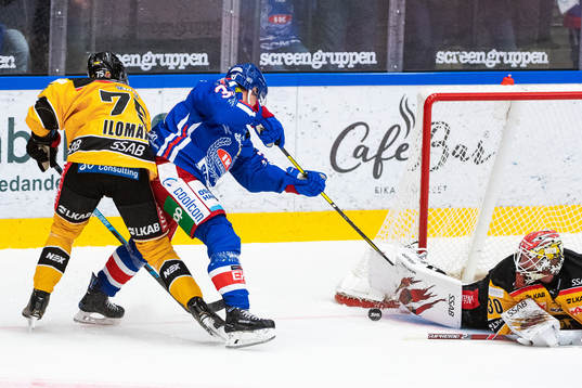 Oskarshamns Filiph Engsund  och Luleås målvakt David